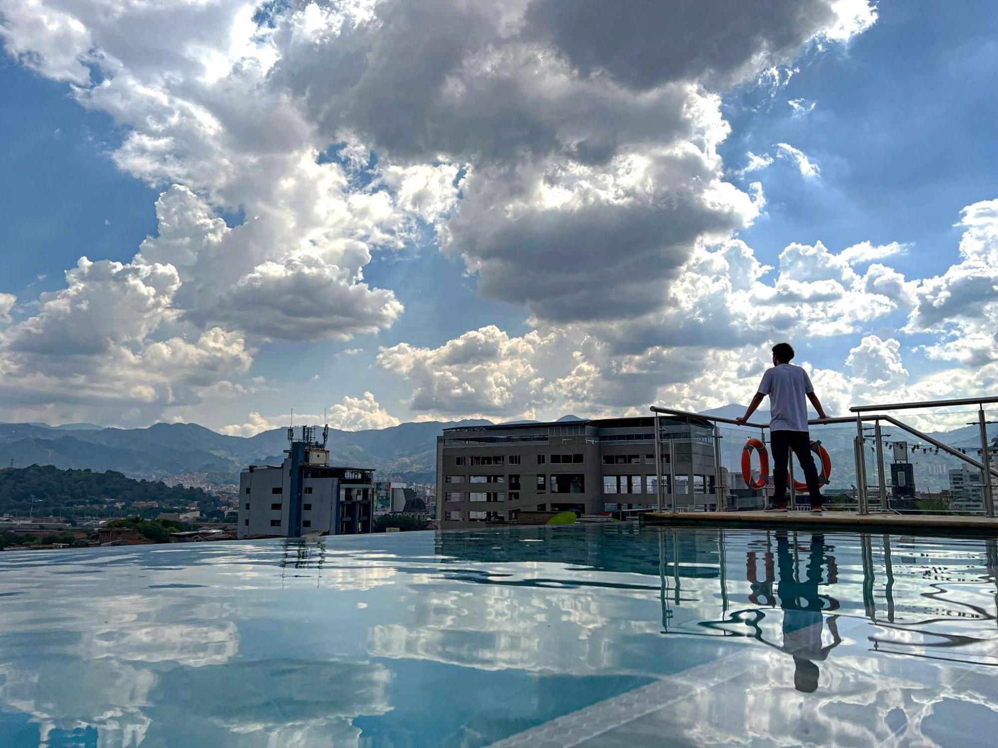 Apartahotel Medellin Ngoại thất bức ảnh